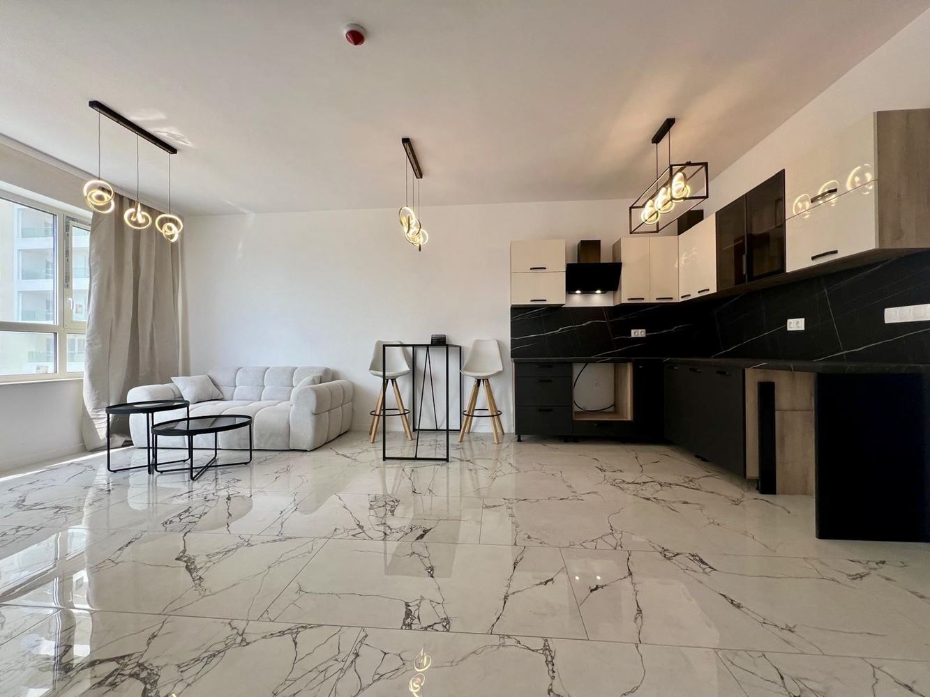 Moderní apartmán s jednou ložnicí s panoramatickým výhledem v prestižním komplexu – připraven k nastěhování