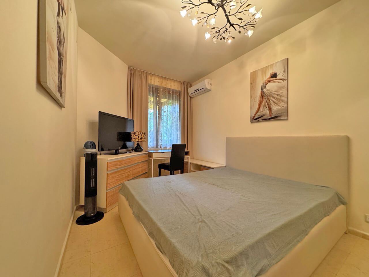 Elegantní apartmán s jednou ložnicí na první linii u moře ve Sveti Vlas s přímým vstupem do zahrady a k bazénu