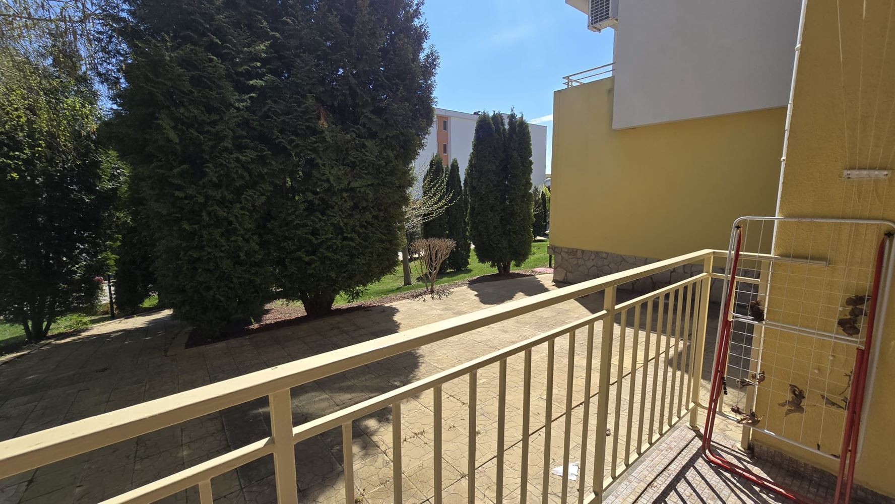 Stylový apartmán s jednou ložnicí v elitním komplexu ve Sveti Vlas – komfort, klid a celoroční pohodlí