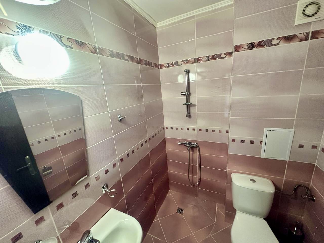 Prostorné studio v přízemí s terasou a možností přeměny na byt s jednou ložnicí – pouze 300 m od moře