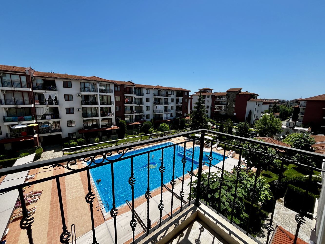 Mořský komfort a klid v blízkosti Nesebaru! Zařízený apartmán s jednou ložnicí s výhledem na bazén v luxusním uzavřeném komplexu