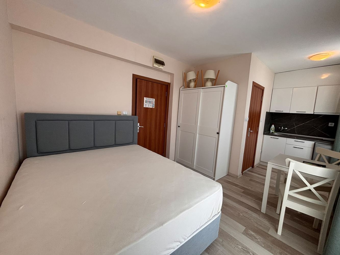 Zařízené studio s panoramatickou terasou a výhledem na bazén ve Slunečném pobřeží – komfort a SPA vybavení po celý rok