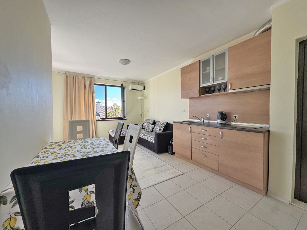 Zařízený apartmán s jednou ložnicí a krásným výhledem na Slunečné pobřeží