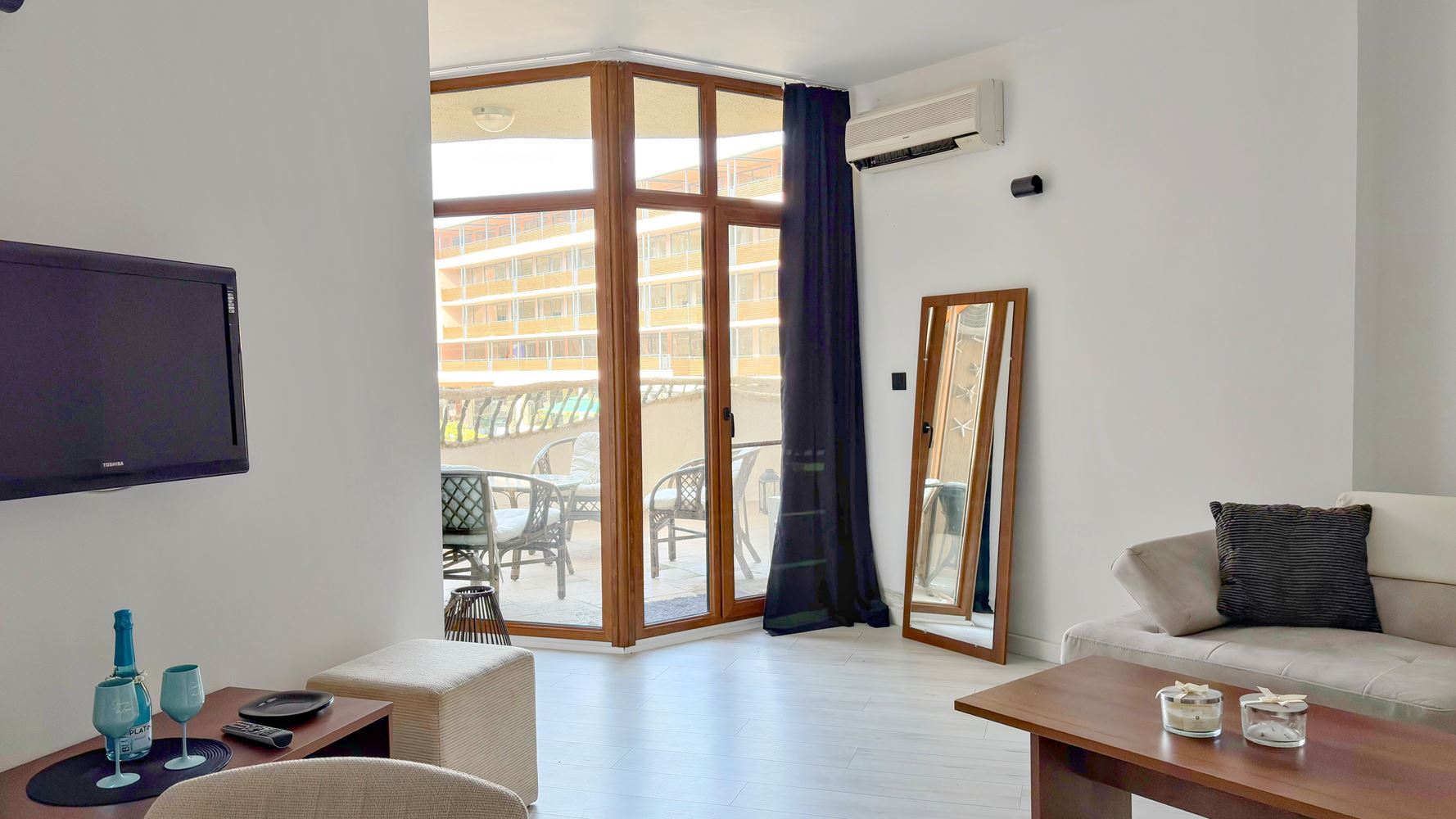 Stylový apartmán s jednou ložnicí 100 metrů od pláže na Slunečném pobřeží – komfort, luxus a skvělá lokalita