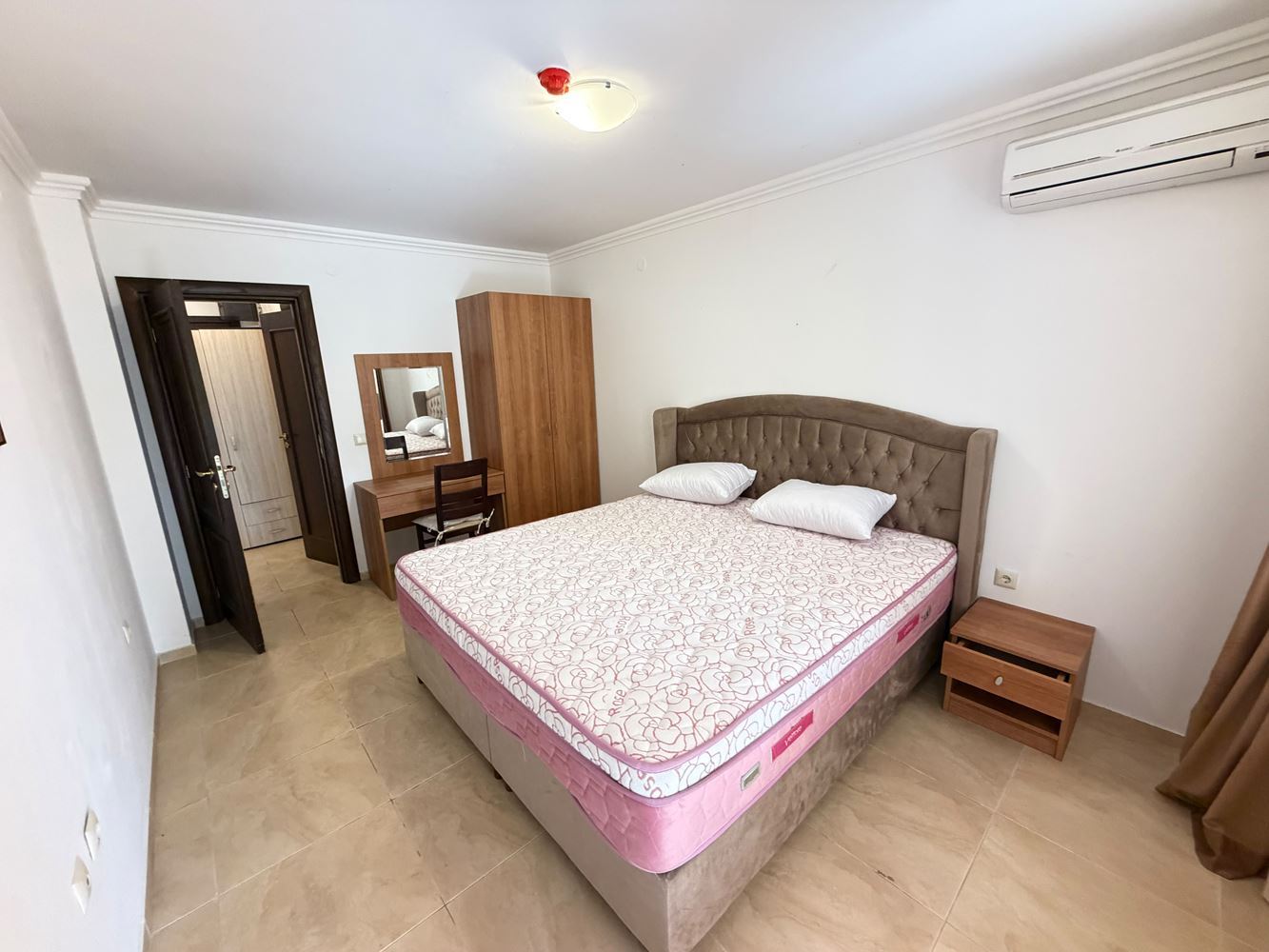 Apartmán v první linii u moře s přímým přístupem na pláž ve Sveti Vlas – vlastní zahrádka u apartmánu