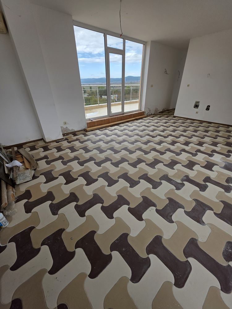 Byt se dvěma ložnicemi s obrovskou terasou 500 m od pláže ve Slunečném pobřeží – 148 m² a vynikající potenciál
