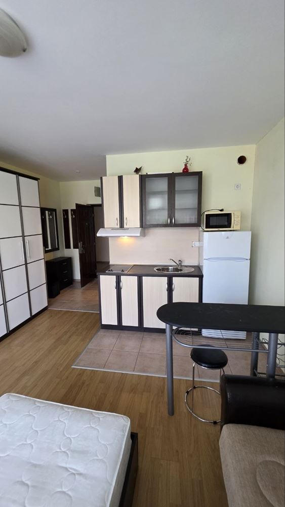 Praktické a útulné studio na Slunečném pobřeží – komfort a klid s výhledem na bazén