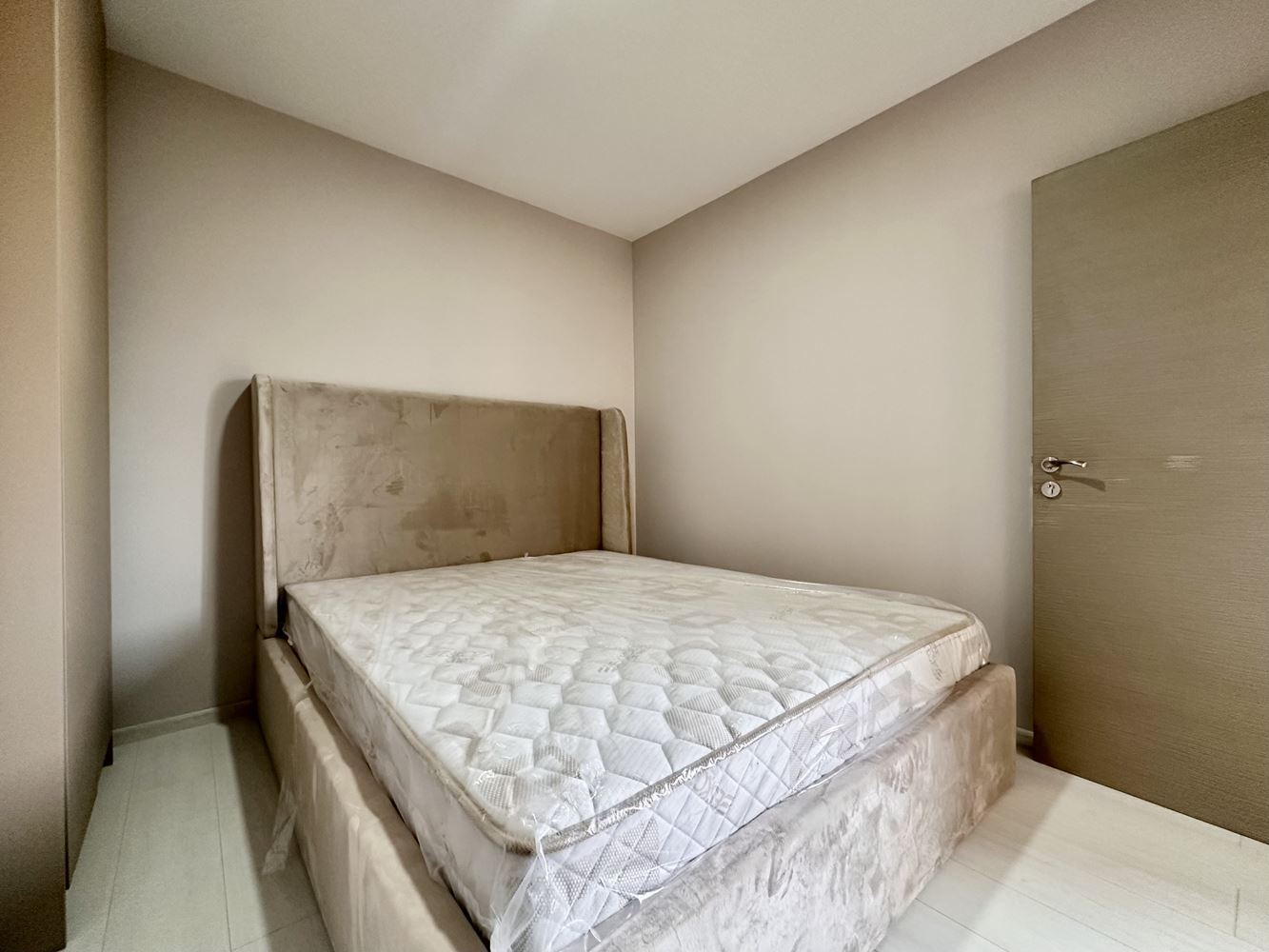 Útulný byt s jednou ložnicí s výhledem na bazén a zeleň ve Slunečném pobřeží – připraven k užívání