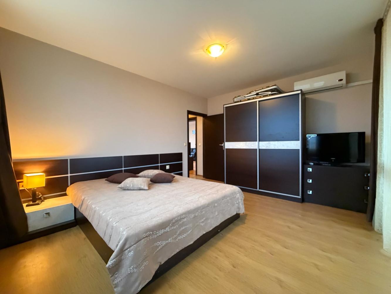 Prostorný třípokojový apartmán v Nesebaru – plně zařízený, v klidné a rychle se rozvíjející oblasti u moře