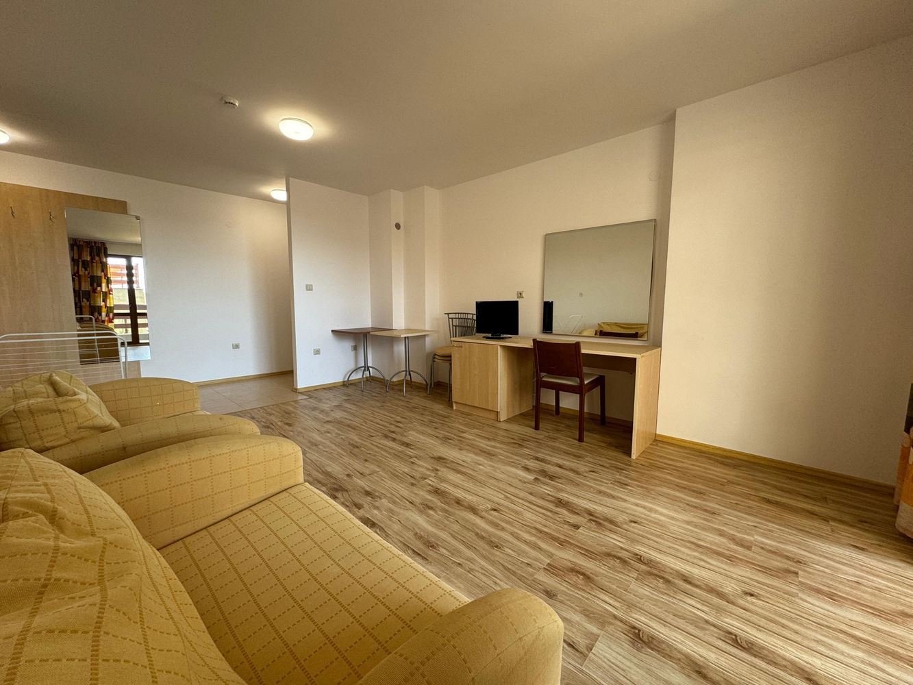 Jednopokojový apartmán s výhledem na bazén na okraji Slunečného pobřeží – klid, příroda a celoroční komfort