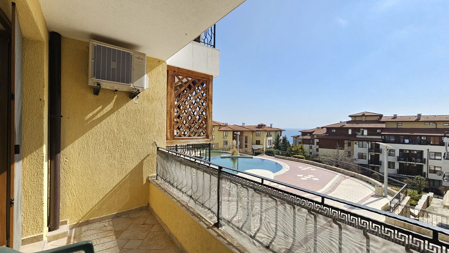 Prostorný apartmán se dvěma ložnicemi na první linii u moře se soukromou pláží ve Sveti Vlas