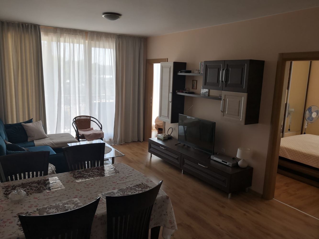 Prostorný apartmán se dvěma ložnicemi s výhledem na bazén a zahradu – plně zařízený v moderním komplexu na Slunečním pobřeží