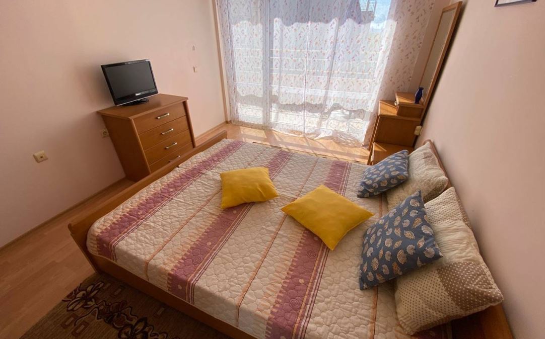 Prostorný apartmán s jednou ložnicí v moderním komplexu na Slunečném pobřeží – komfort, zeleň a vybavení pro obyvatele