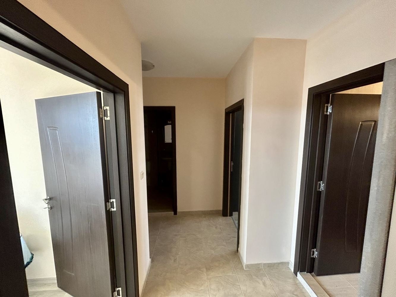 Prostorný apartmán se dvěma ložnicemi a vlastním dvorem v Nesebaru – komfort, klid a výborně udržovaný areál