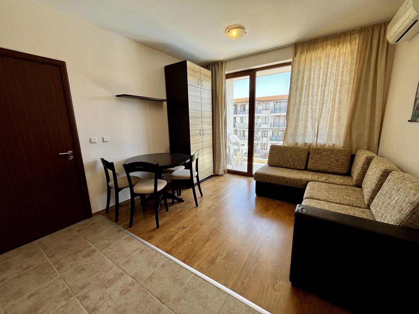 Mořský komfort a klid v blízkosti Nesebaru! Zařízený apartmán s jednou ložnicí s výhledem na bazén v luxusním uzavřeném komplexu