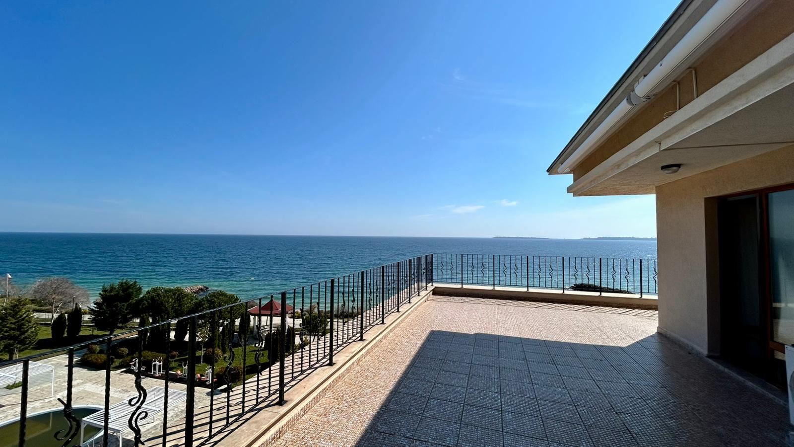 Sveti Vlas – apartmán se třemi ložnicemi s přímým panoramatickým výhledem na moře v komplexu na první linii