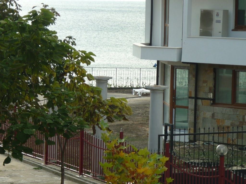 Plně zařízený apartmán s jednou ložnicí přímo u pláže s výhledem na moře v Elenite