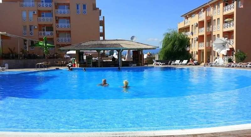 Apartmán s jednou ložnicí s výhledem na bazén v perfektně udržovaném komplexu – ideální pro dovolenou i investici
