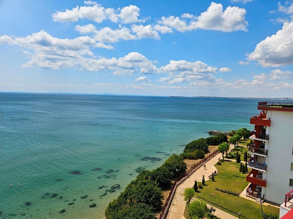 Luxusní panoramatický apartmán na první linii u moře se dvěma ložnicemi a obrovskou terasou
