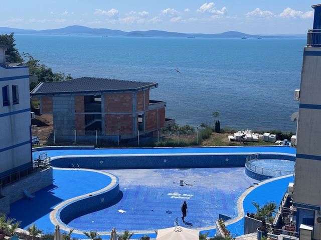 Život v první linii – prostorný byt se třemi ložnicemi s čelním výhledem na moře v Pomorie