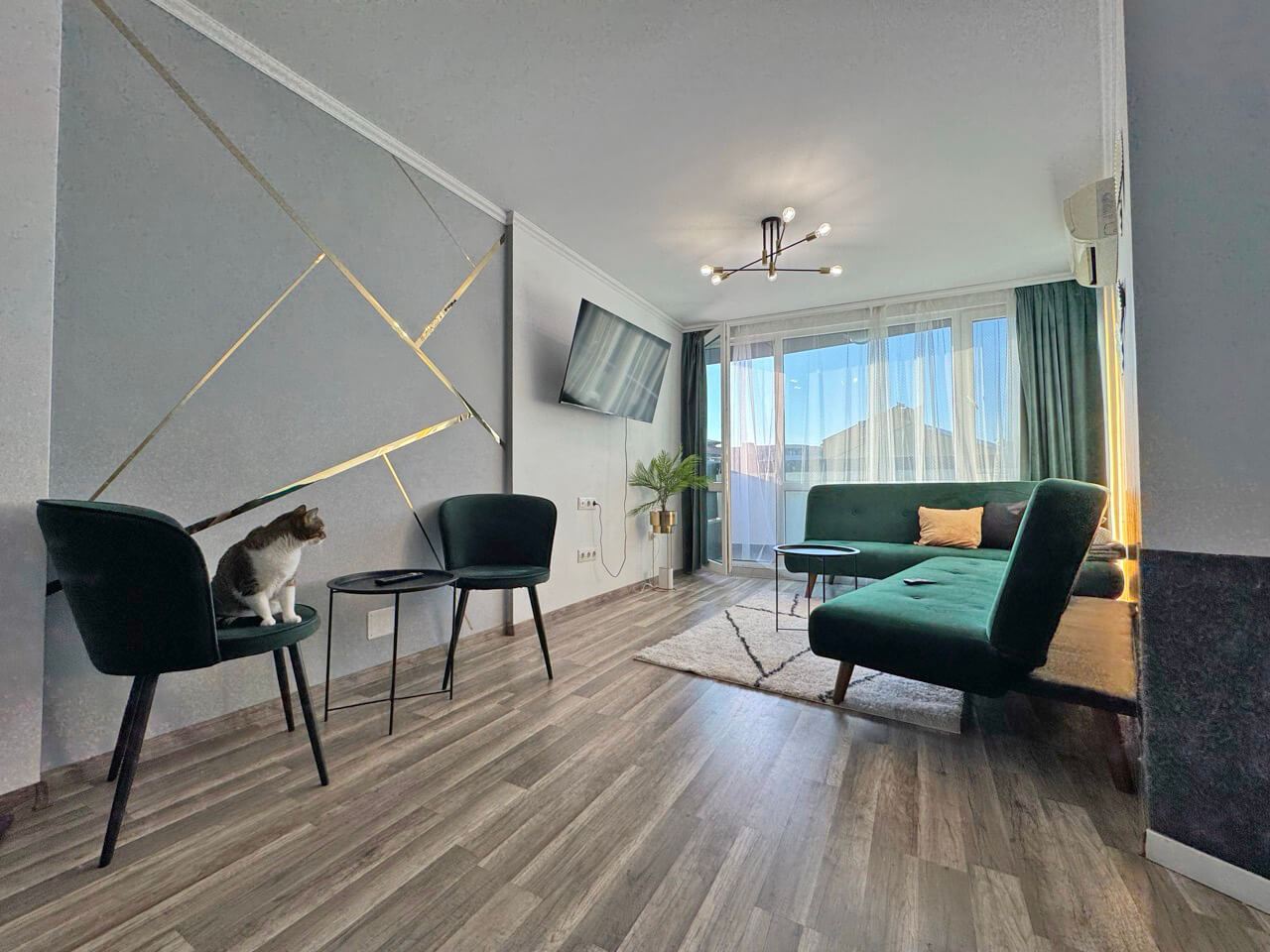 Apartmán s moderním vybavením a velkou terasou 200 m od pláže ve Slunečném pobřeží