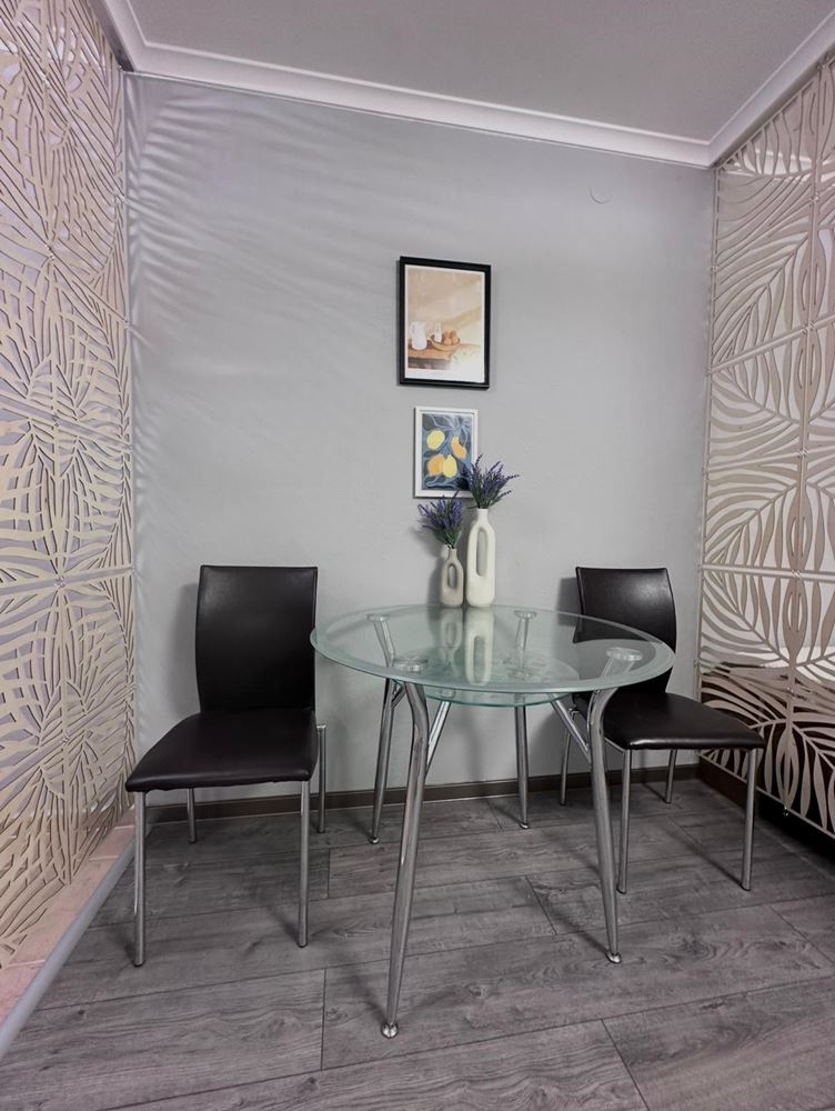 Dvouložnicový apartmán s částečným výhledem na moře v Sveti Vlas – zařízený, po rekonstrukci, v luxusním uzavřeném komplexu