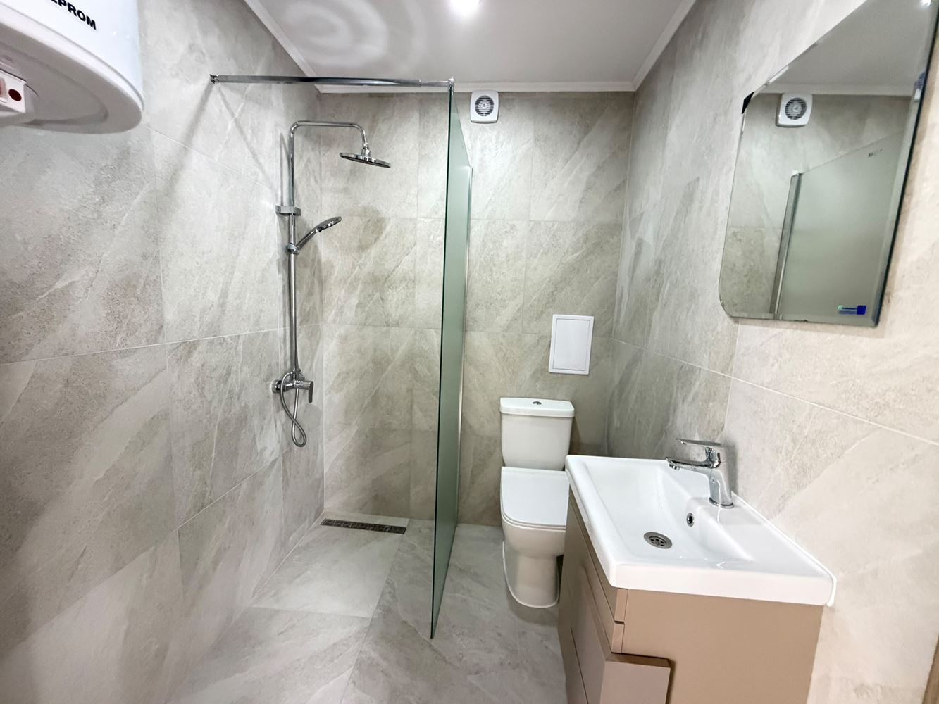 Slunečné pobřeží – útulný apartmán s jednou ložnicí, jižní orientací a krásným výhledem na bazén