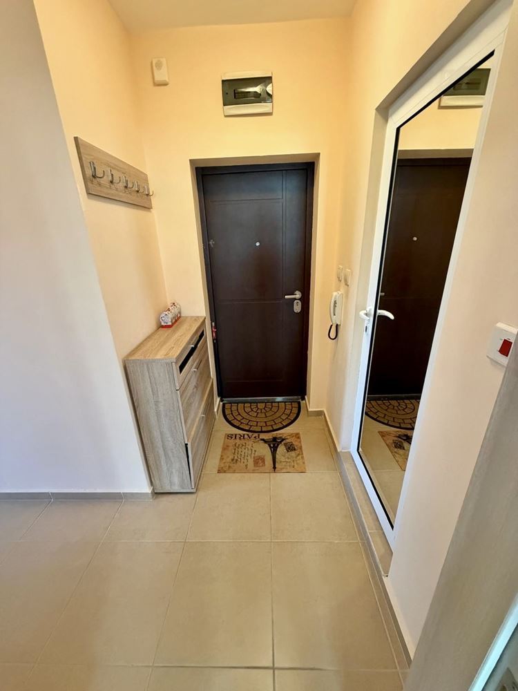 Sarafovo – prostorný apartmán s jednou ložnicí, Aktem 16, minimálním poplatkem za údržbu a kompletním vybavením