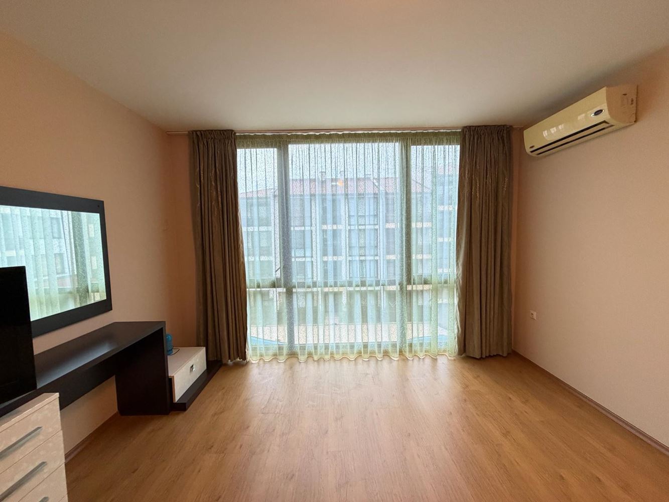 Prostorný třípokojový apartmán v Nesebaru – plně zařízený, v klidné a rychle se rozvíjející oblasti u moře