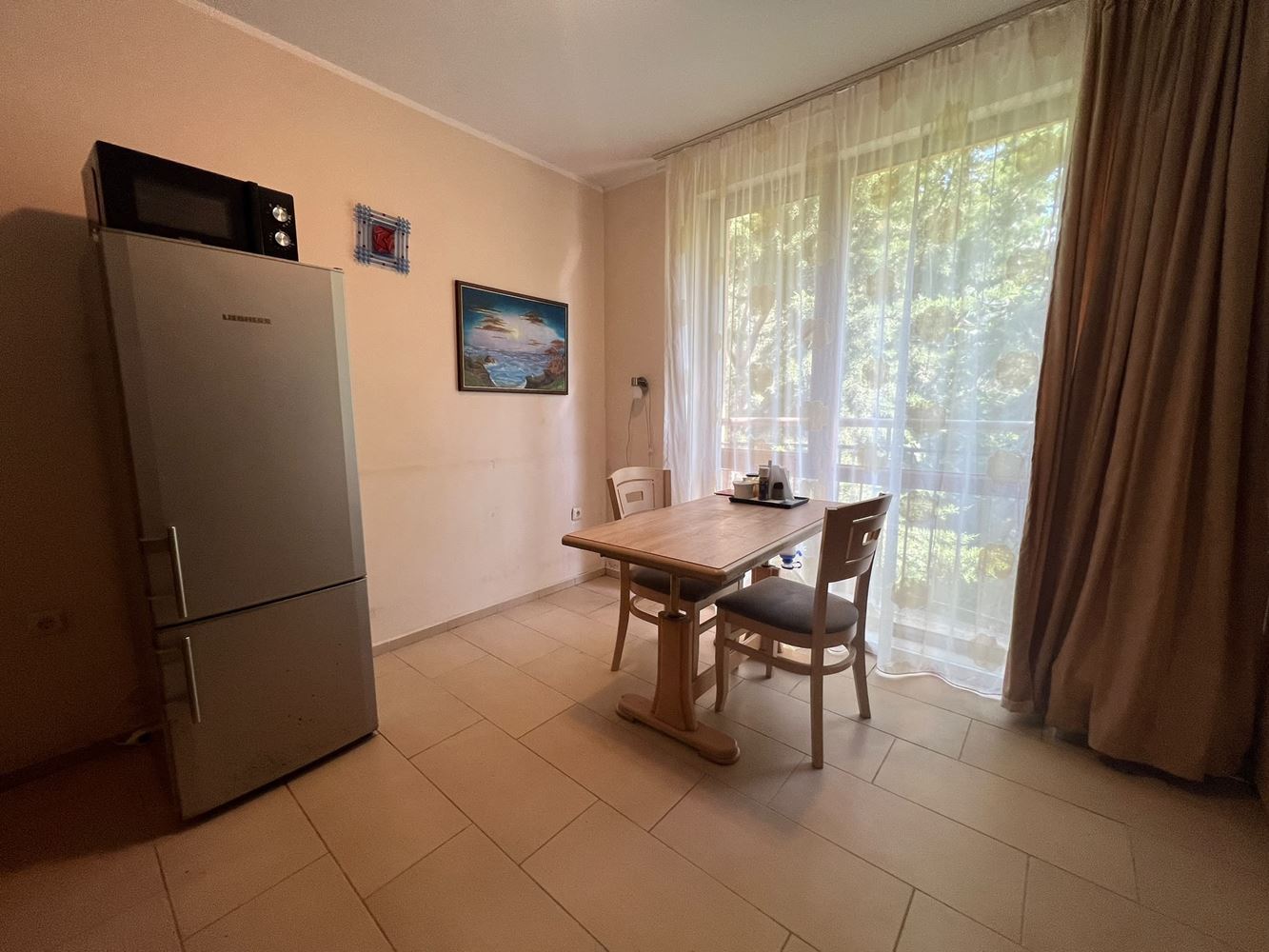 Atraktivní apartmán s jednou ložnicí obklopený zelení v klubovém komplexu v Sunny Beach