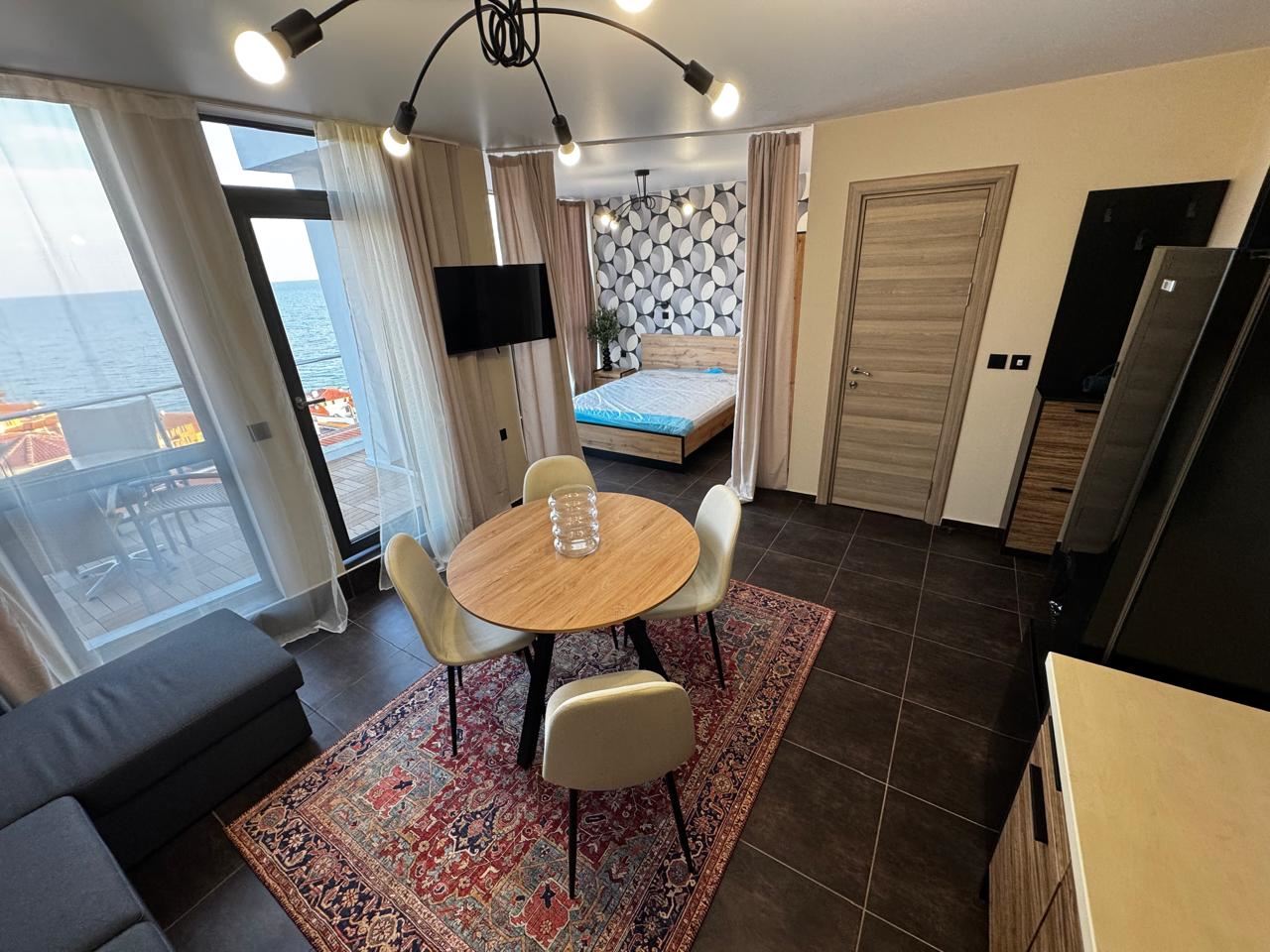 Studio s panoramatickým výhledem na moře, pouhých 50 metrů od pláže ve Sveti Vlasu