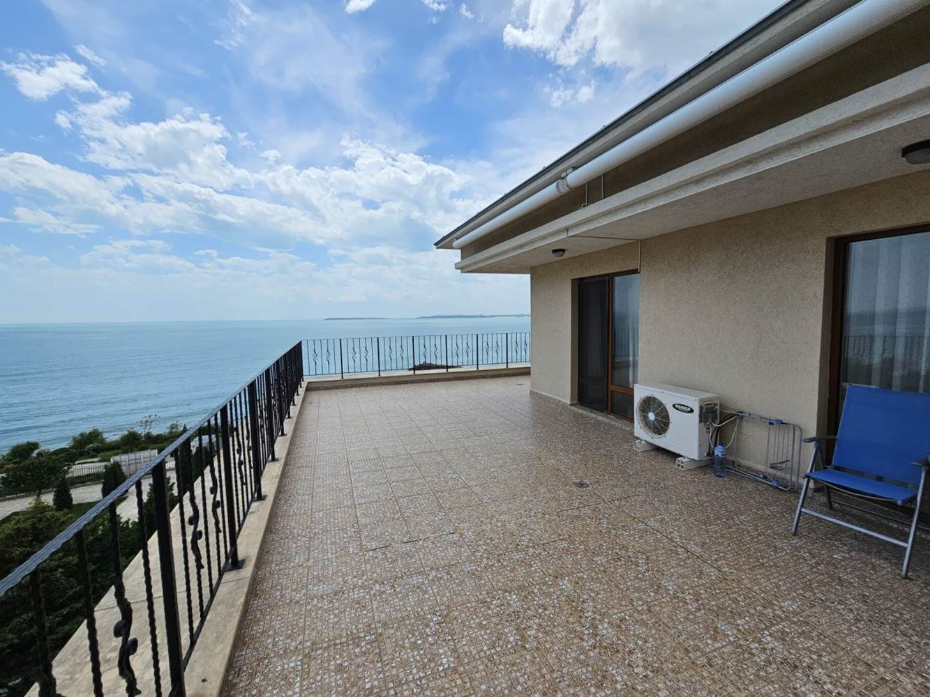 Sveti Vlas – apartmán se třemi ložnicemi s přímým panoramatickým výhledem na moře v komplexu na první linii