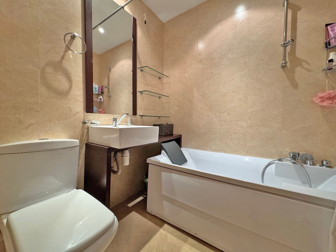 Elegantní apartmán s jednou ložnicí na první linii u moře ve Sveti Vlas s přímým vstupem do zahrady a k bazénu