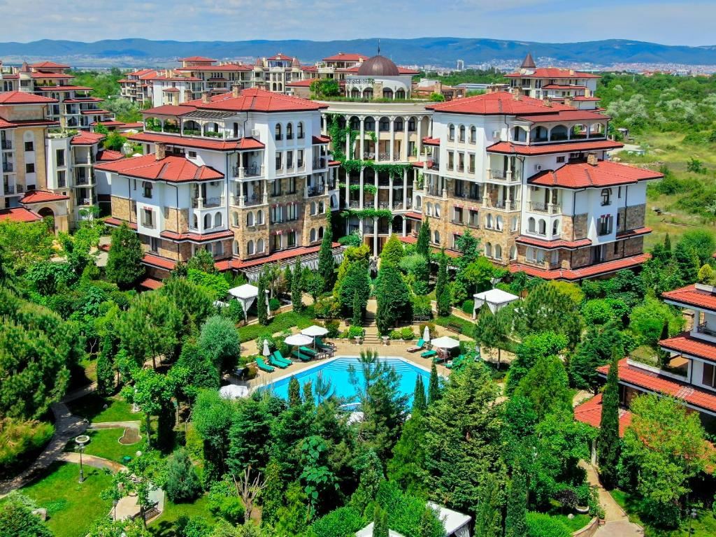Luxusní dvoupokojový apartmán v komplexu v Nesebaru – 200 metrů od pláže, výhled na bazén a zahradu