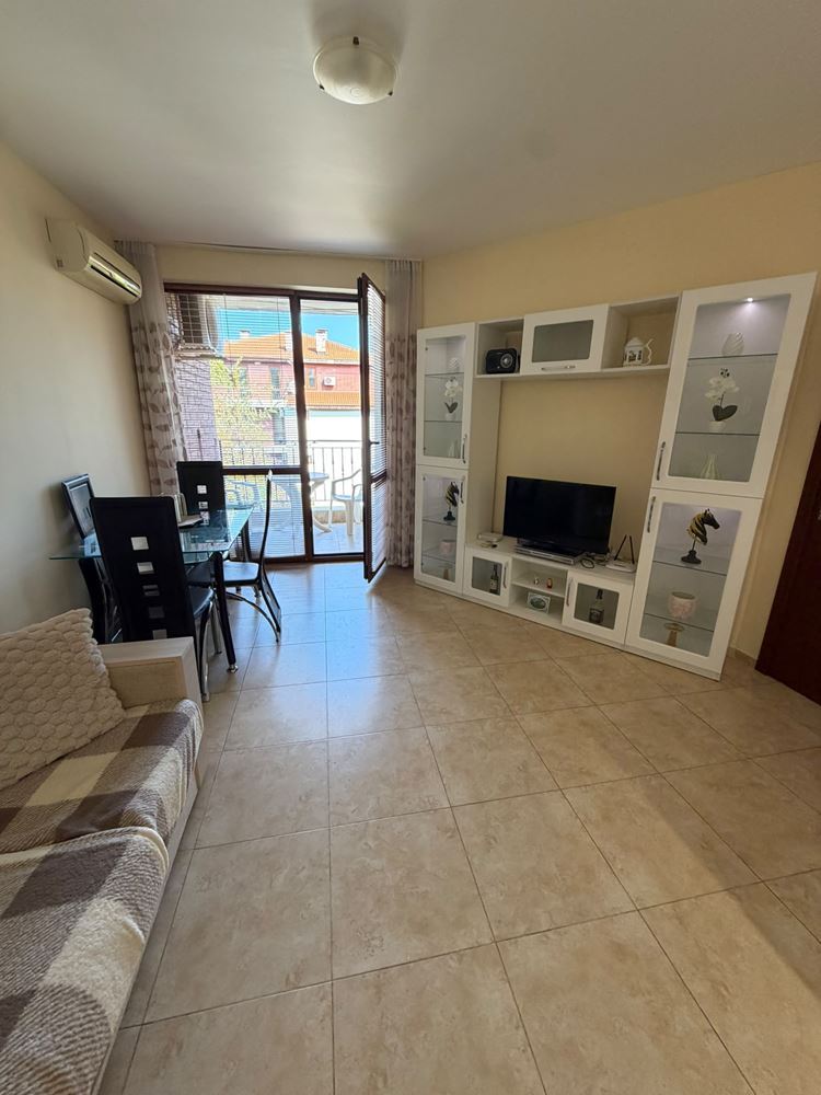 Apartmán se dvěma ložnicemi připravený k bydlení v pěkném komplexu v Nesebaru