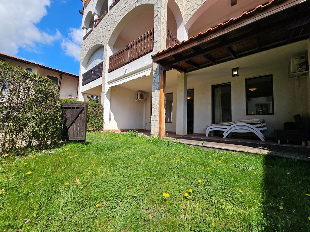 Luxus na první linii – stylový byt s verandou, soukromou zahradou a výhledem na moře ve Sveti Vlas