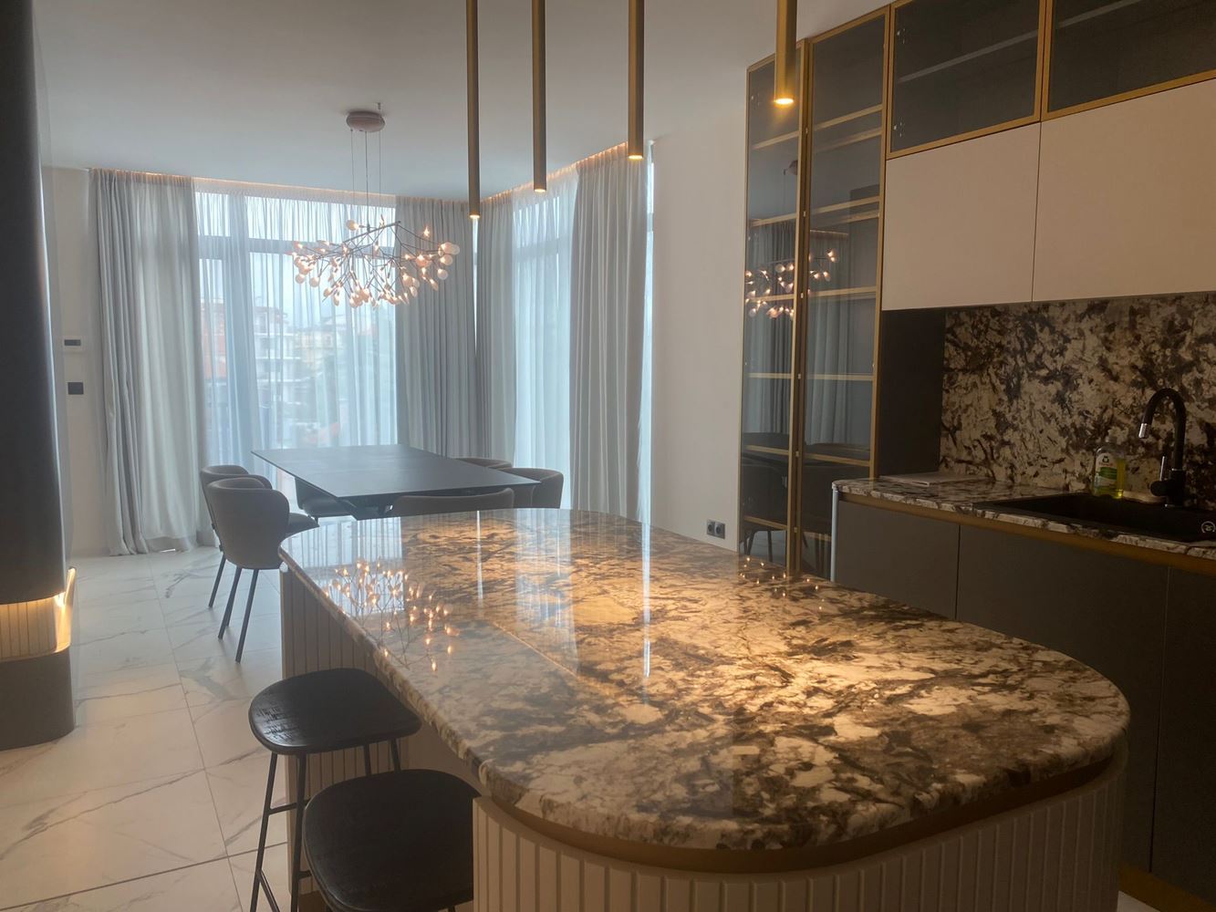 Elegantní a prostorný třípokojový apartmán v první linii u moře v Nesebaru – panoramatický výhled na moře a prémiový komfort