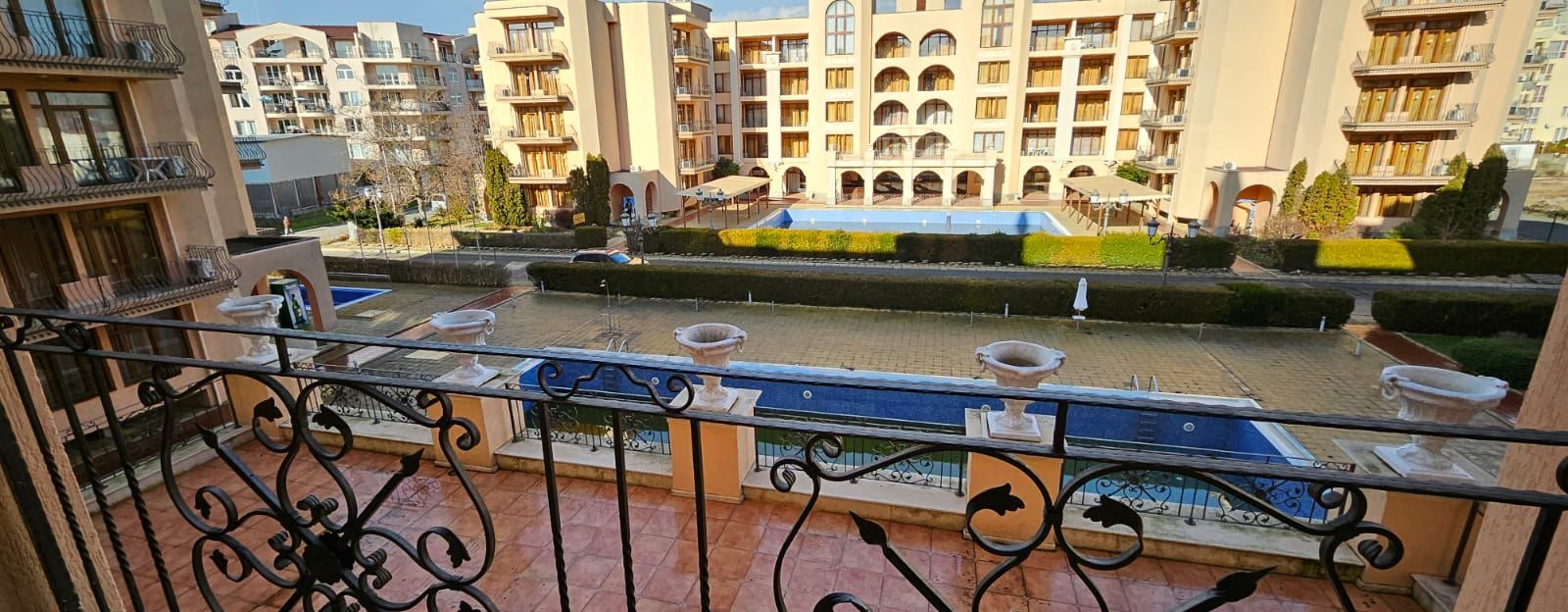 Prostorný apartmán s jednou ložnicí s výhledem na bazén – zařízený, s Aktem 16 a připravený k nastěhování