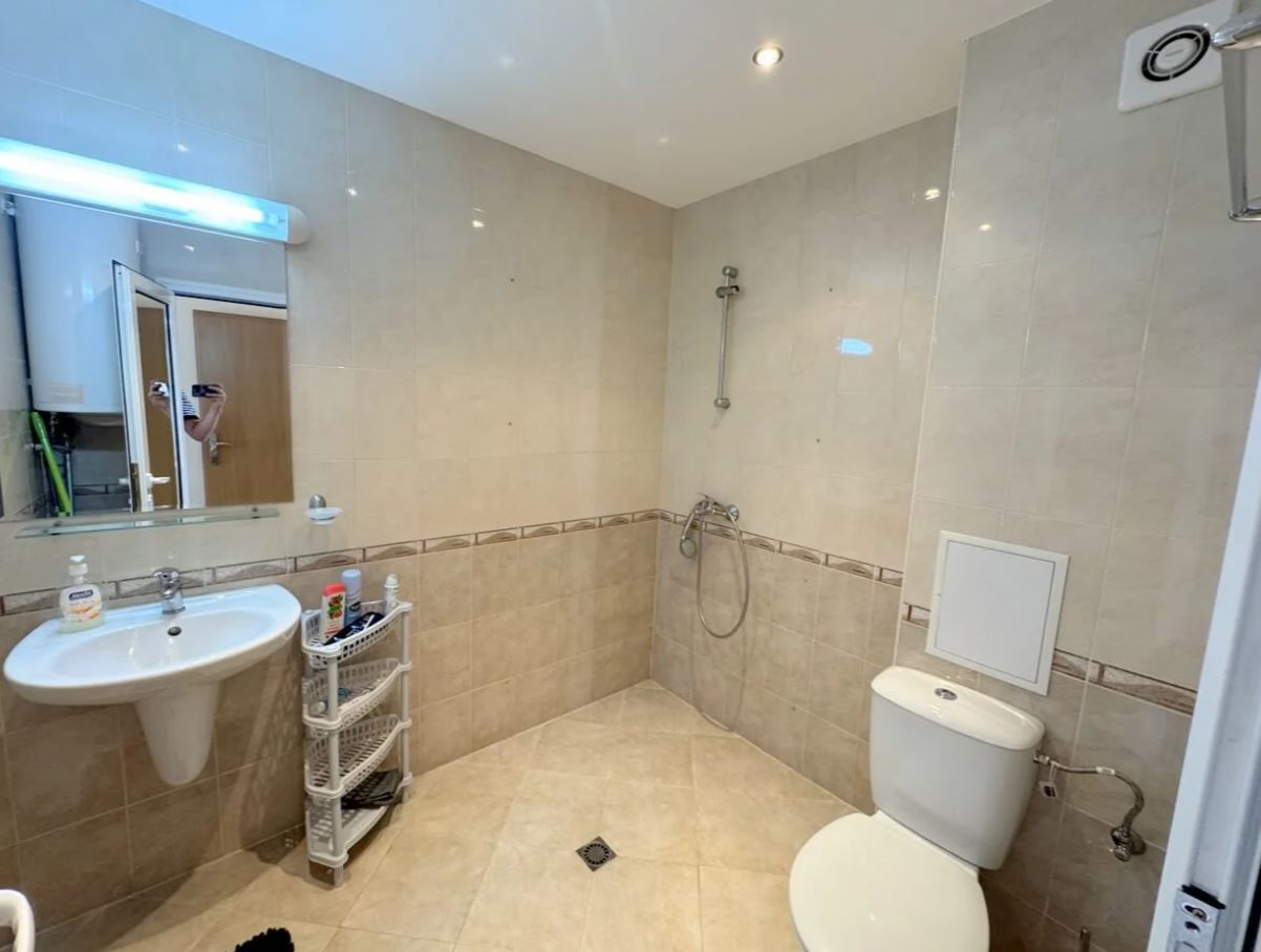 Apartmán se dvěma ložnicemi ve Sveti Vlas – panoramatické výhledy a pohodlí v uzavřeném komplexu