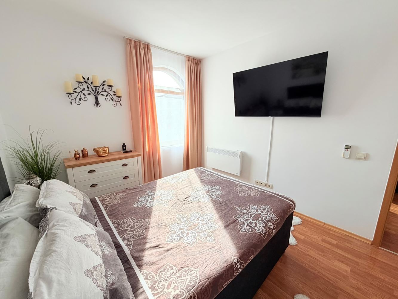 Luxusní apartmán se dvěma ložnicemi a výhledem na bazén v Aheloy – kompletně zařízený a připravený k nastěhování