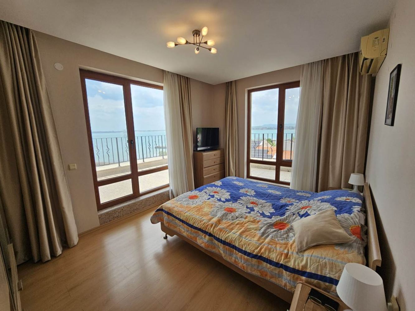 Sveti Vlas – apartmán se třemi ložnicemi s přímým panoramatickým výhledem na moře v komplexu na první linii