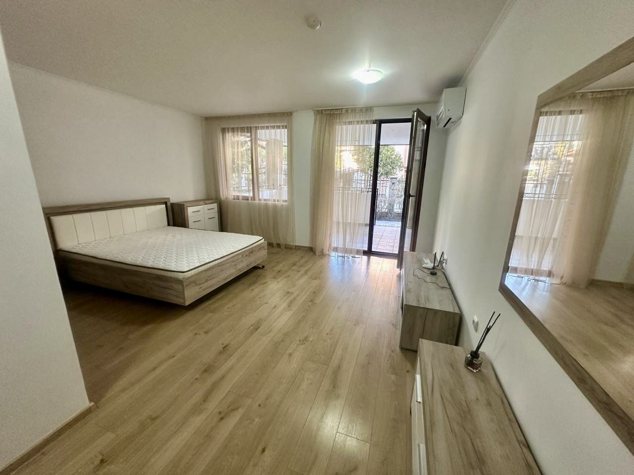 Prostorné studio v přízemí s velkou terasou a možností přeměny na byt s jednou ložnicí – bezpečí a komfort v Nessebaru