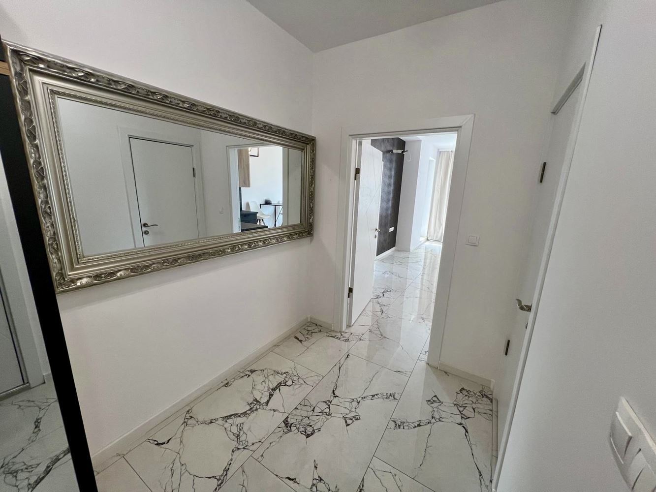 Moderní apartmán s jednou ložnicí s panoramatickým výhledem v prestižním komplexu – připraven k nastěhování