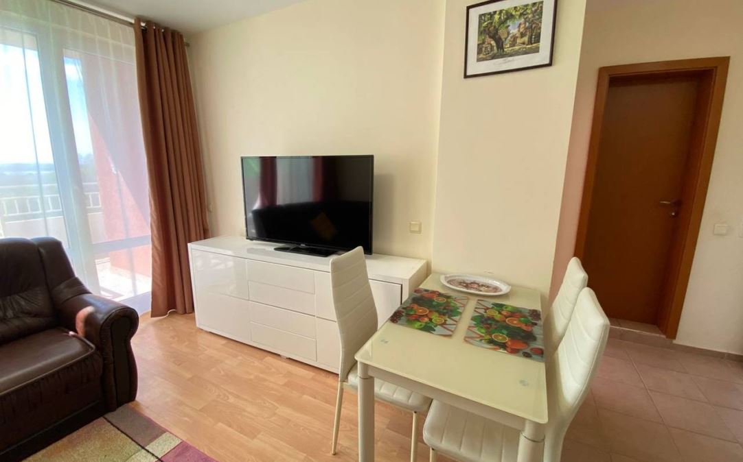Prostorný apartmán s jednou ložnicí v moderním komplexu na Slunečném pobřeží – komfort, zeleň a vybavení pro obyvatele