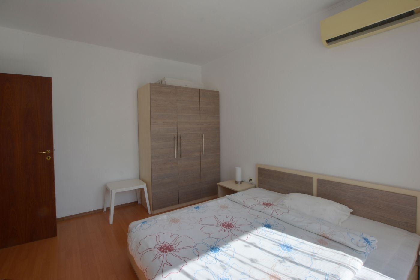 Apartmán s jednou ložnicí 100 metrů od pláže na Slunečném pobřeží – top lokalita a skvělá investice