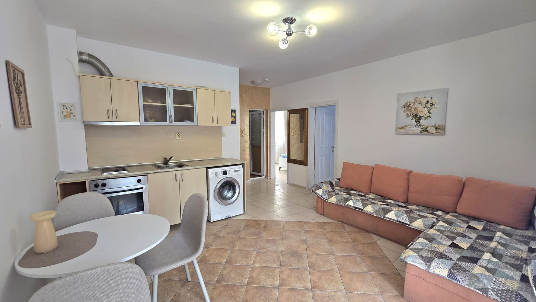 Apartmán se dvěma ložnicemi, jižní orientací a výhledem na bazén v Slunečném pobřeží