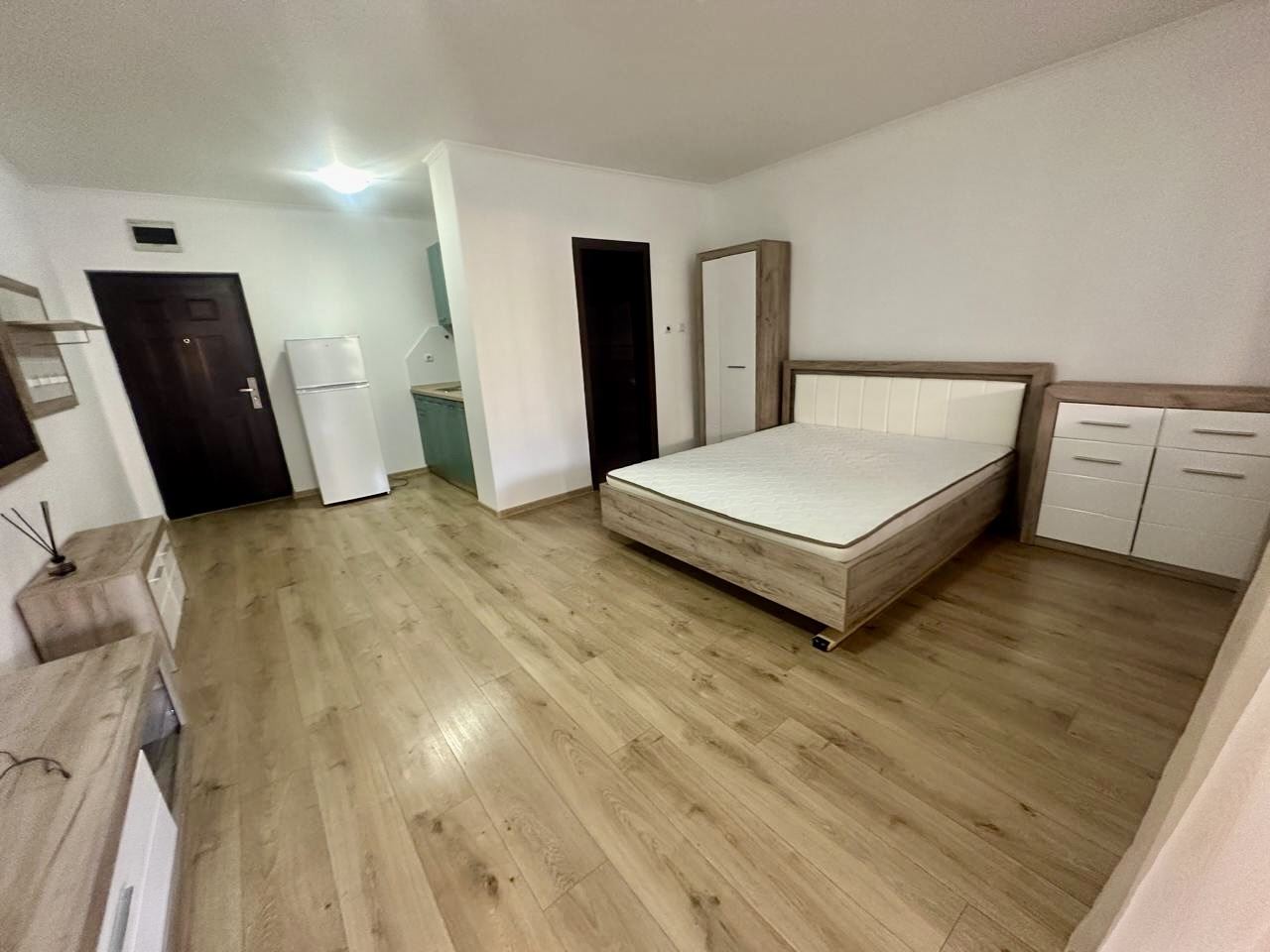 Prostorné studio v přízemí s velkou terasou a možností přeměny na byt s jednou ložnicí – bezpečí a komfort v Nessebaru