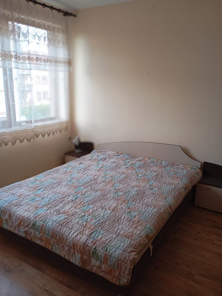 Plně zařízený dvoupokojový apartmán 200 m od pláže v Ravdě – klid, zeleň a komfort v menším komplexu