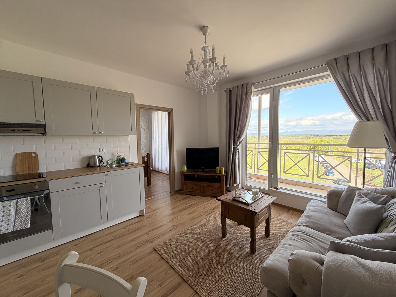 Byt se dvěma ložnicemi s panoramatickou terasou na okraji Sunny Beach – komfort, klid a styl