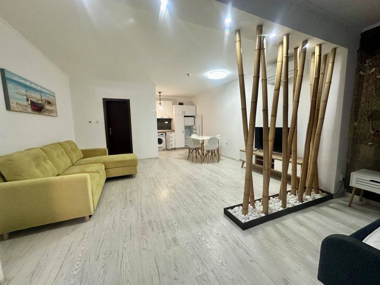 Prostorné studio v přízemí s terasou a možností přeměny na byt s jednou ložnicí – pouze 300 m od moře